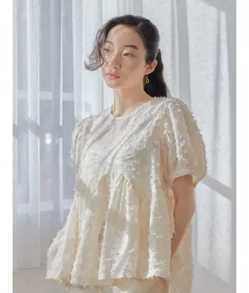 아일라 깃털 레이스 블라우스
