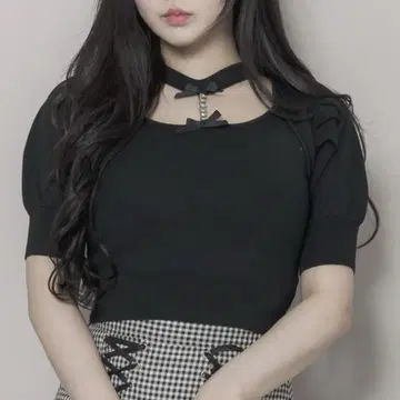 비쥬 초커가 달린 케이프 니트 pium