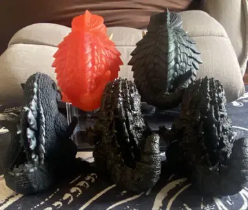 고질라, 가메라, 진좌수