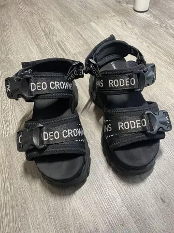 RODEO CROWNS 샌들