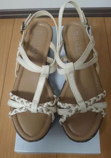 NUOVO 아이보리 샌들 M