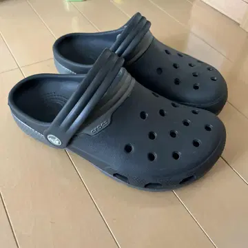 Crocs 블랙 크로그 샌들 M4 W6