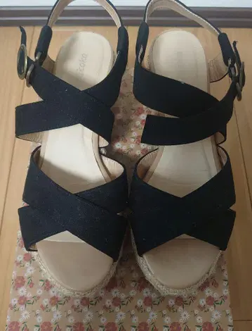 베리코코 블랙 스웨이드풍 웨지솔 샌들