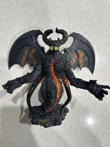 괴수 피규어 블랙 레드 불꽃 디테일