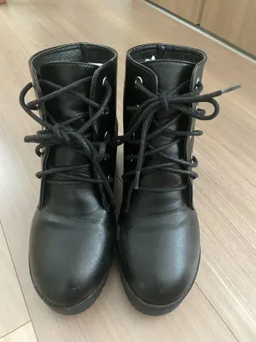 통굽 블랙 레이스업 부츠