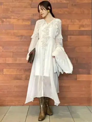 LILY BROWN 시어 볼륨 프릴 원피스 아이보리