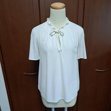 콩트와르 데코토니에 프릴이 달린 화이트 반팔 블라우스