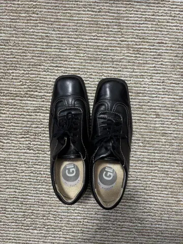 블랙 레이스업 로퍼