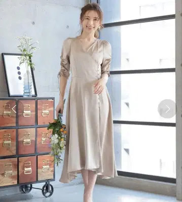 베이지 긴팔 랩 드레스 kana 새틴 포멀