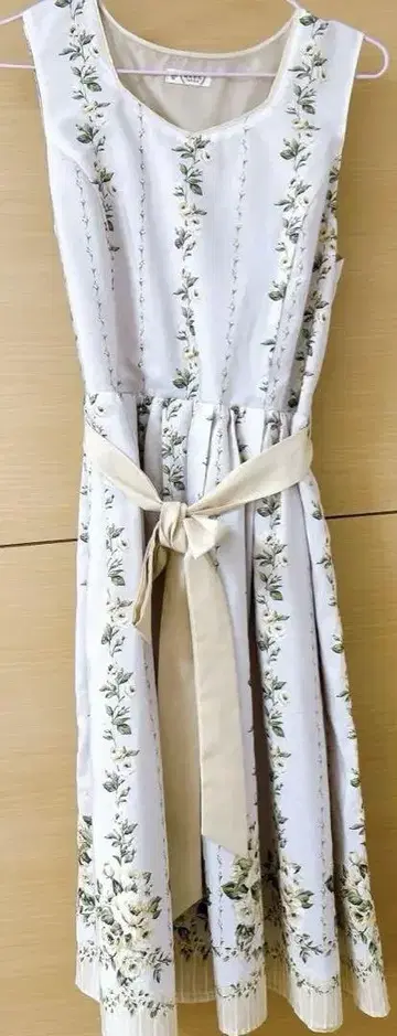 꽃무늬 무릎 기장 원피스