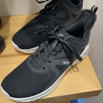 ORTR 블랙 스니커즈