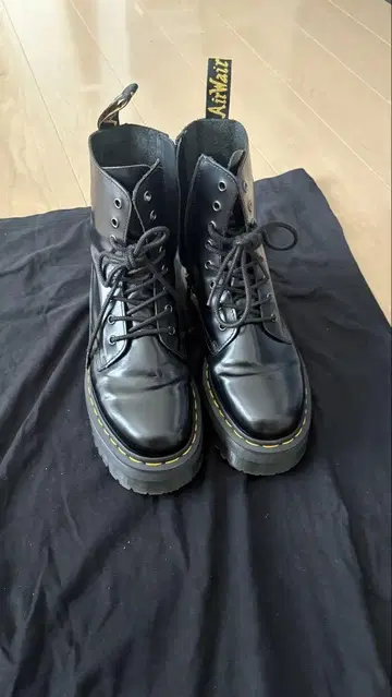 Dr. Martens jadon 8홀 부츠