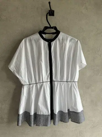 UNITED ARROWS 엠브로이드리 돌먼 슬리브 블라우스