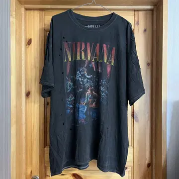 NIRVANA 그래픽 티셔츠 UrbanOutfitters