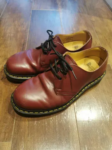 닥터 마틴 CHERRY RED 3홀 UK7 26cm