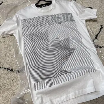 새상품급 DSQUARED2 입체 디자인 화이트 티셔츠 XS 사이즈