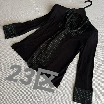 블랙 도트 무늬 스카프가 포함된 긴팔 블라우스