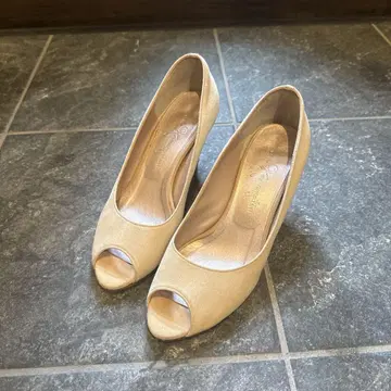 긴자 카네마츠 베이 오픈토 펌프스