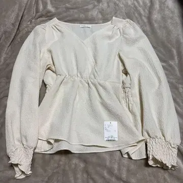 아이보리 V넥 긴팔 블라우스