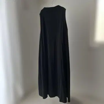 UNIVERSAL TISSU 블랙 슬리브리스 롱 원피스