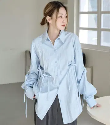 [UNE MANSION] 오버 사이즈 프론트 셔링 리본 블라우스 셔츠