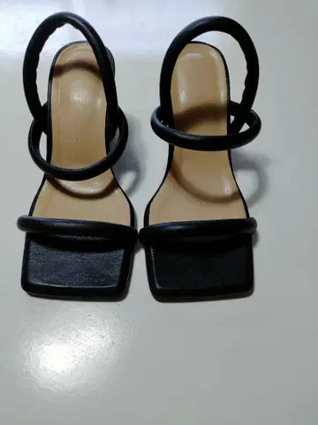 블랙 스트랩 힐 샌들