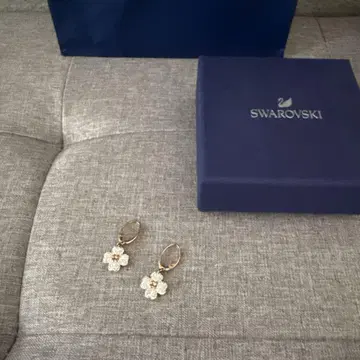 스와로브스키 플라워 모티브 귀걸이
