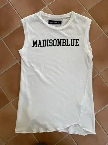 MADISONBLUE 슬리브리스 티셔츠 화이트