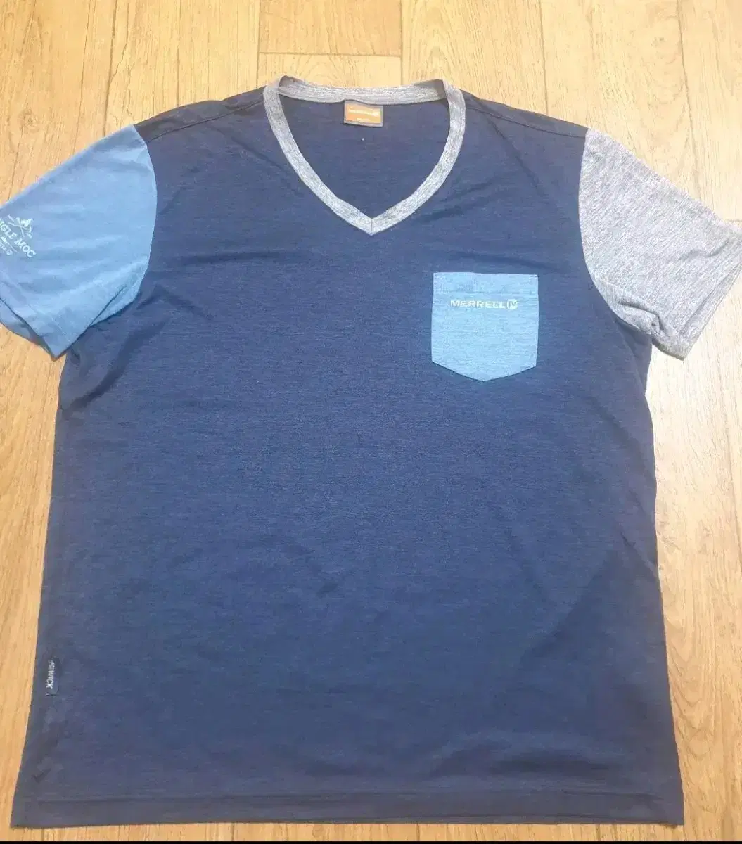 Merrell V-neck Short Sleeve T-shirt, Size 110