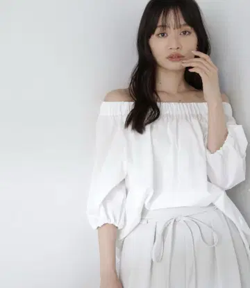 내추럴 뷰티 베이직 오프숄더 튜닉 블라우스