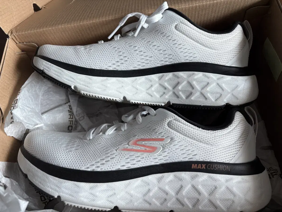 Skechers Max Cushioning Delta Unisex 250mm