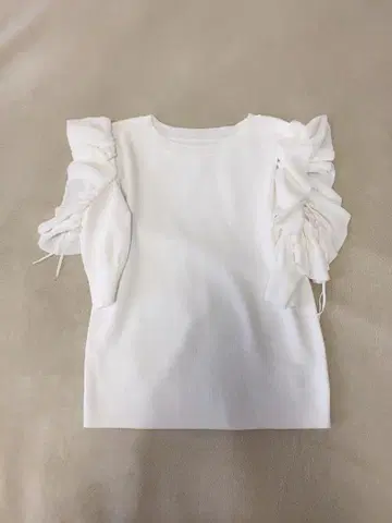 화이트 프릴 반팔 상의 소매 리본