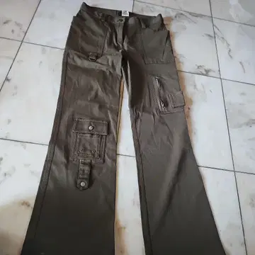 이타리야 카고 팬츠 올리브색 플랩 포켓 부착
