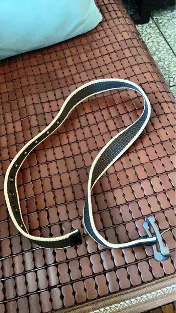 조정 가능한 블랙 및 화이트 벨트 110cm