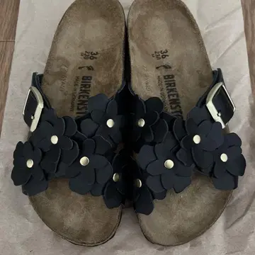 BIRKENSTOCK 블랙 플라워 샌들 36