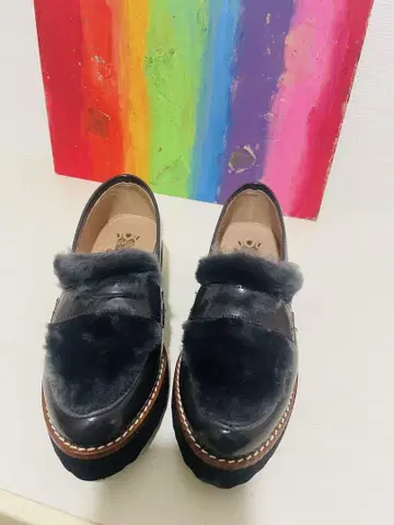 블랙 퍼가 달린 가죽 플랫 슈즈