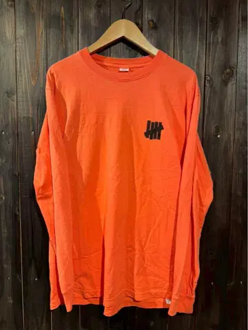 언디피티드 UNDEFEATED 프론트 로고 프린트 티셔츠