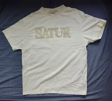 SATUR 프론트 로고 화이트 티셔츠