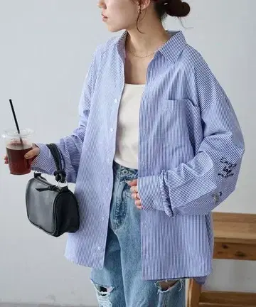 DISCOAT 손글씨 자수 오버 사이즈 셔츠 네이비
