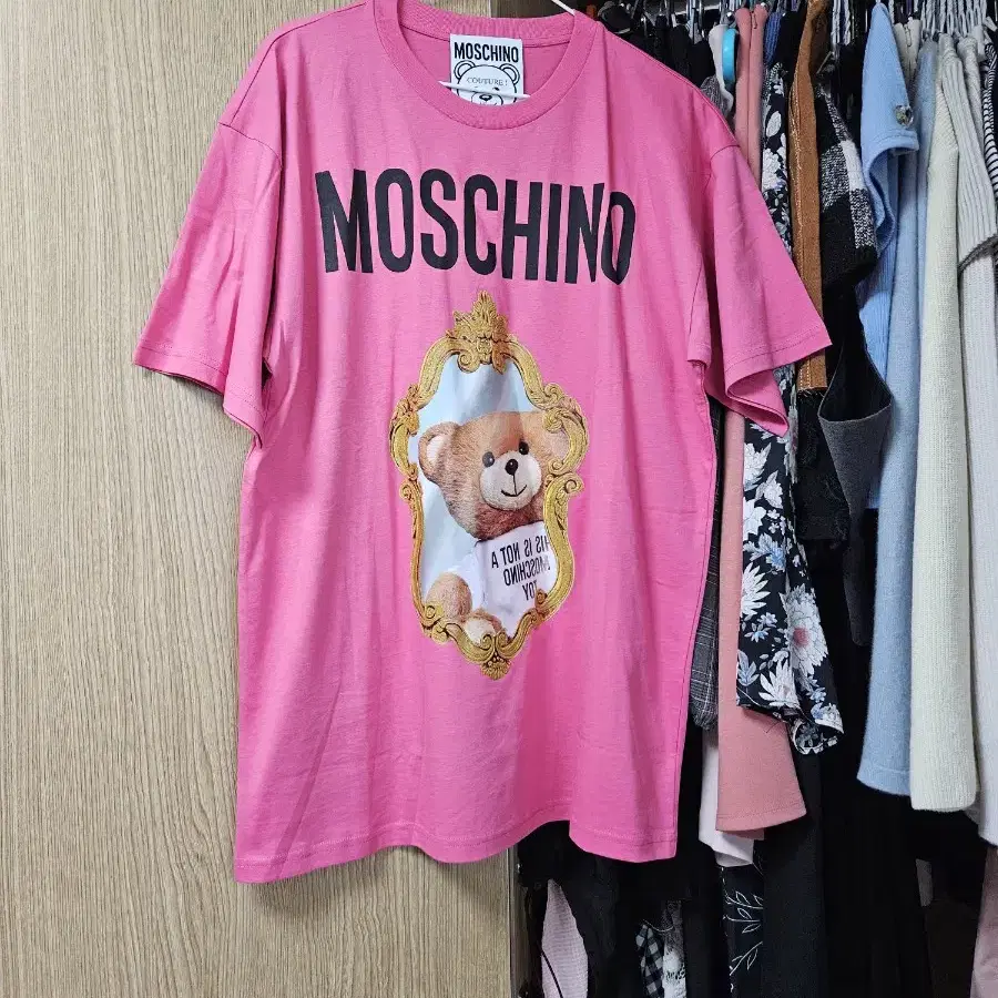 モスキーノ MOSCHINO スタンダードシンプルロゴTシャツ （PINK