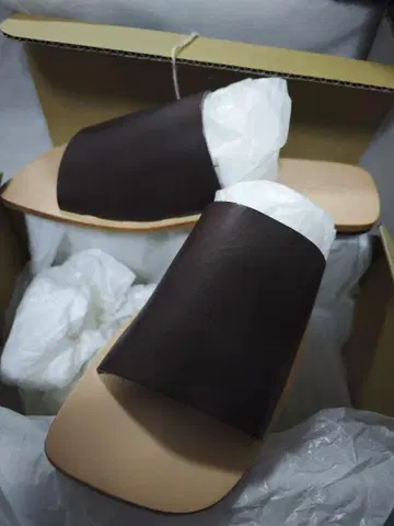브라운 가죽 슬라이드 샌들