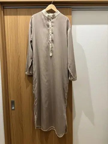 AgAwd 베이지 긴팔 롱 원피스