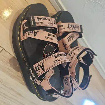 Dr.Martens 통굽 샌들 핑크