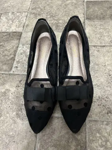 도트 무늬 리본 포함 블랙 플랫 슈즈