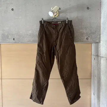 브라운 팬츠 사이드 포켓 부착