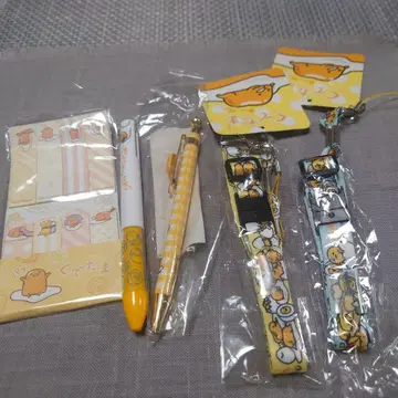 구데타마 넥스트랩 2개, 볼펜 2개, 스티커 1개, 산리오
