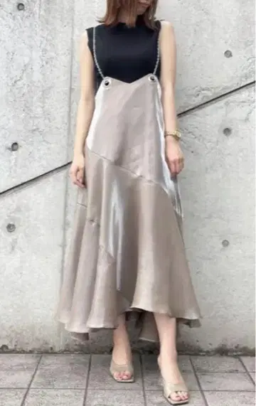 리엔다 체인 서스펜더 플레어 스커트