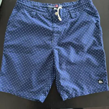 퀵실버 네이비 도트 무늬 숏 팬츠 32