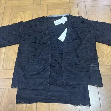 블랙 프릴 디자인 반팔 상의 앙상블