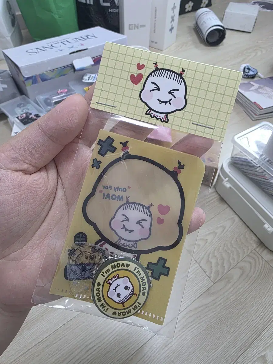 TXT Horned Bus broadcast pre-record L holder badge guitar pick